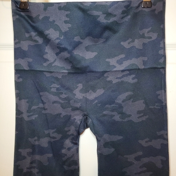 Spanx Look at Me Now Seamless Cropped Leggings Black Camo Sz Large - Picture 6 of 8
